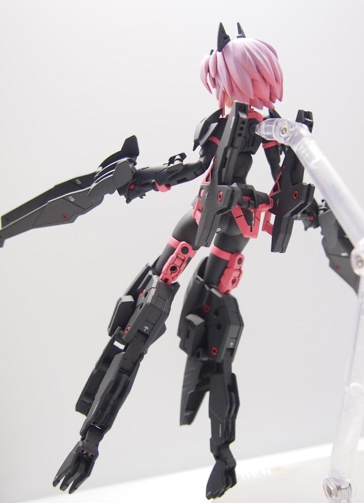 メイン画像のポーズを後ろから
