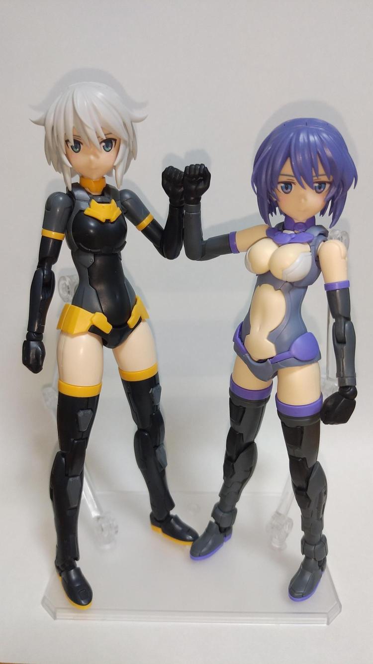 「アヤメ」(左)と「スミレ」(右)