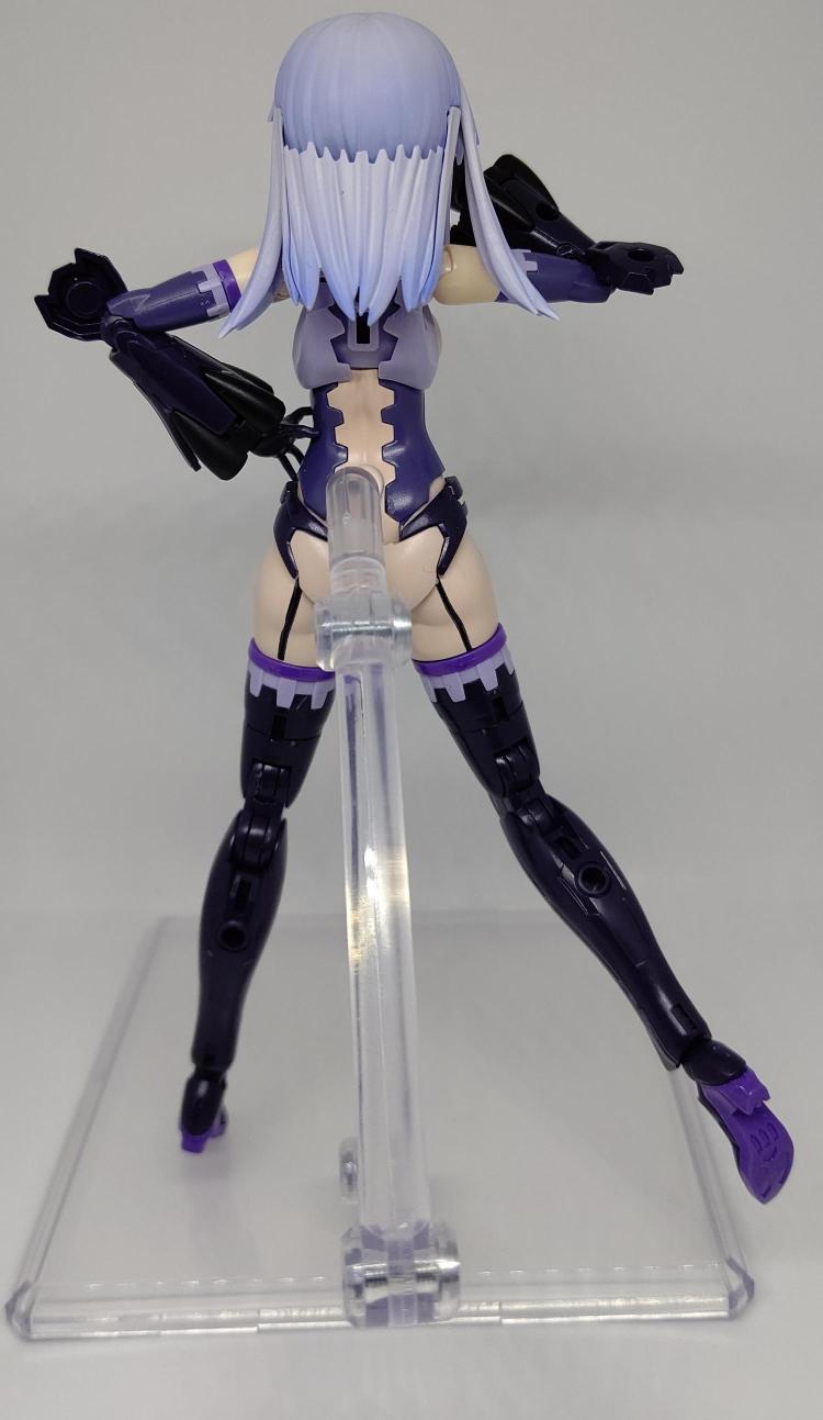 後ろ姿は……