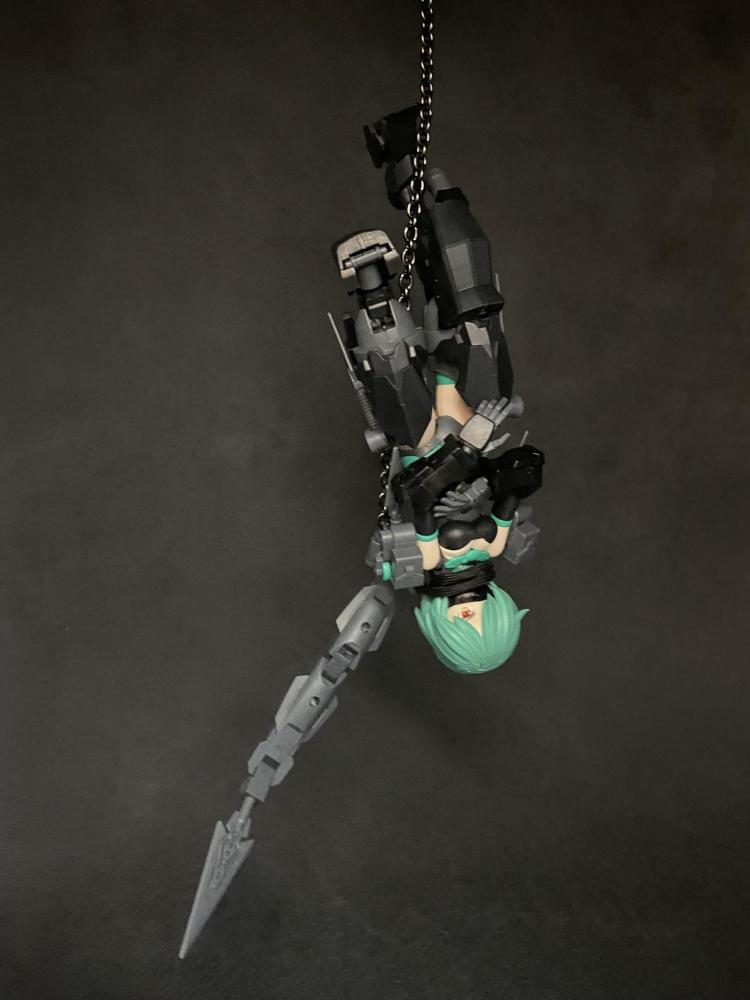 鎖鎌つかって天井からぶら下がったり。