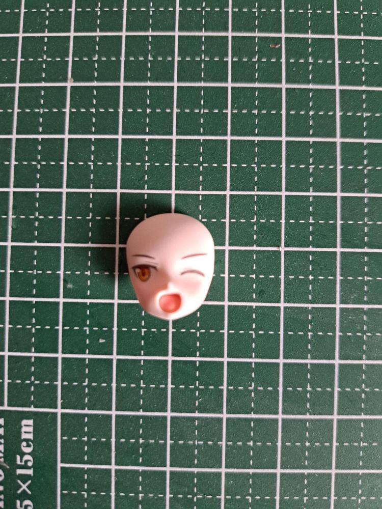 ファル顔　横向き開口ウインク