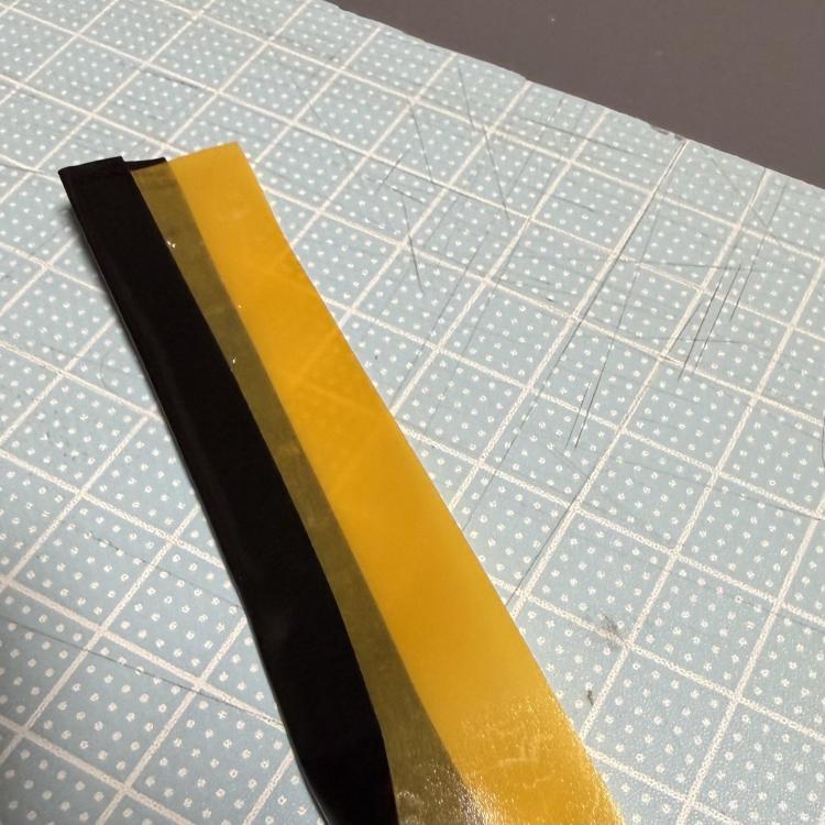 ２．フチのビニールテープを折り曲げる