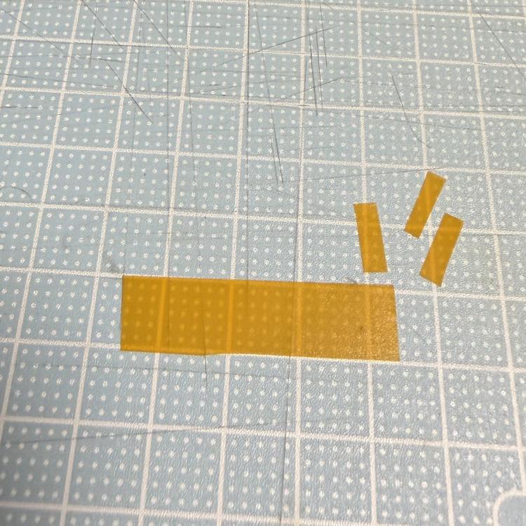 ３．ひだとめ用ビニールテープを切り出す