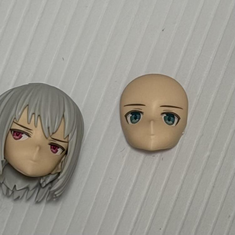 フェイスパーツの目の部分に穴をあける